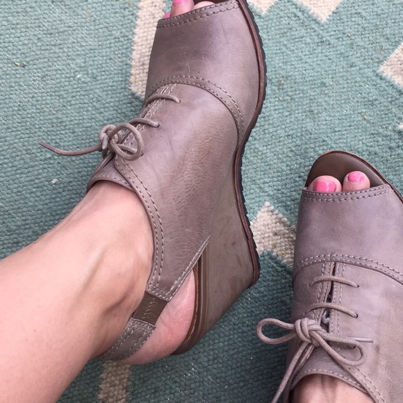 Peep toe platforms - Picture 2 of 5